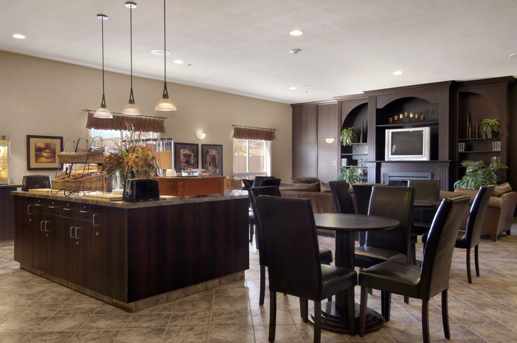 Ramada By Wyndham Drumheller Hotel & Suites Beltér fotó